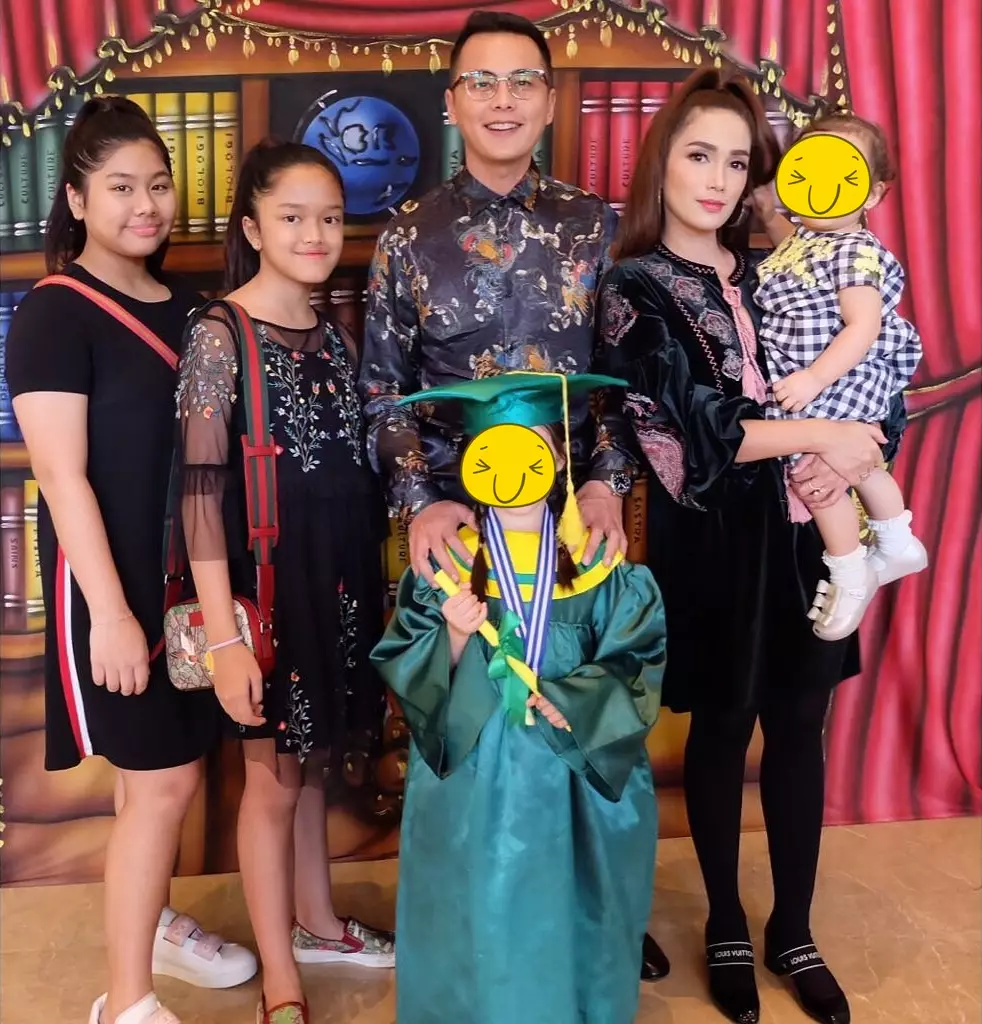Penyanyi dampingi wisuda anak © Instagram Penyanyi dampingi wisuda anak © Instagram