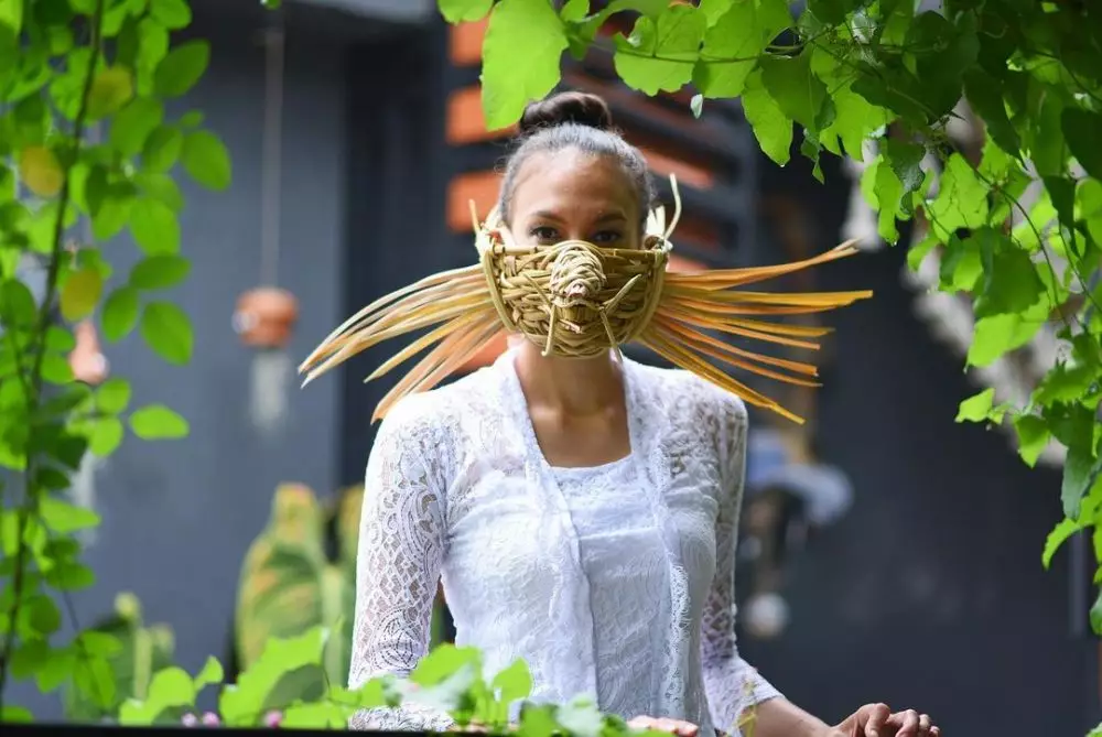 Potret Nadine Chandrawinata kenakan masker unik Instagram/@nadinelist