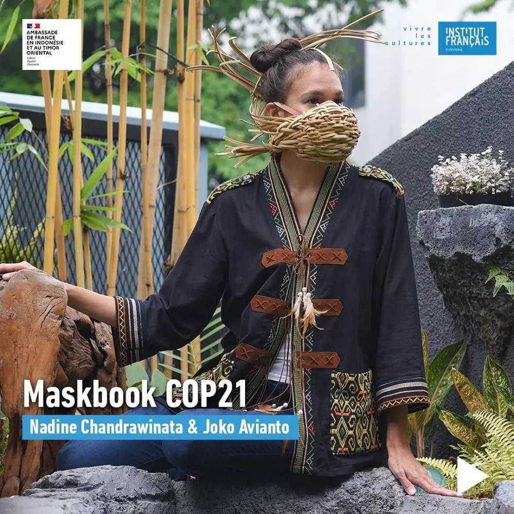 Potret Nadine Chandrawinata kenakan masker unik Instagram/@nadinelist