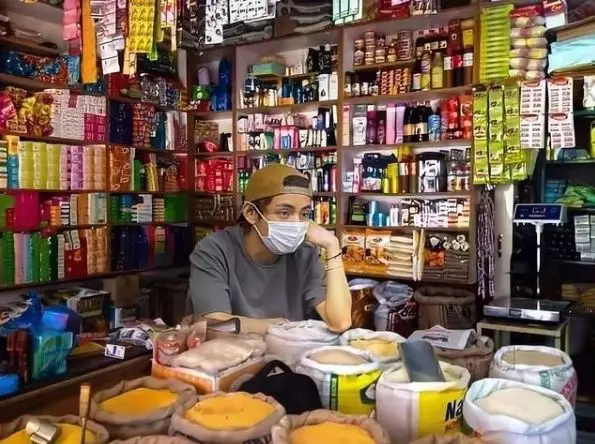 personil bts jadi pelayan berbagai sumber