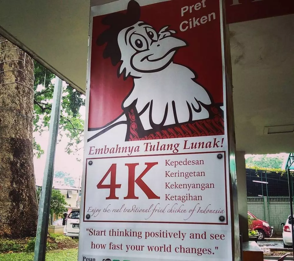 Spanduk lucu jualan ayam © Twitter Spanduk lucu jualan ayam © Twitter