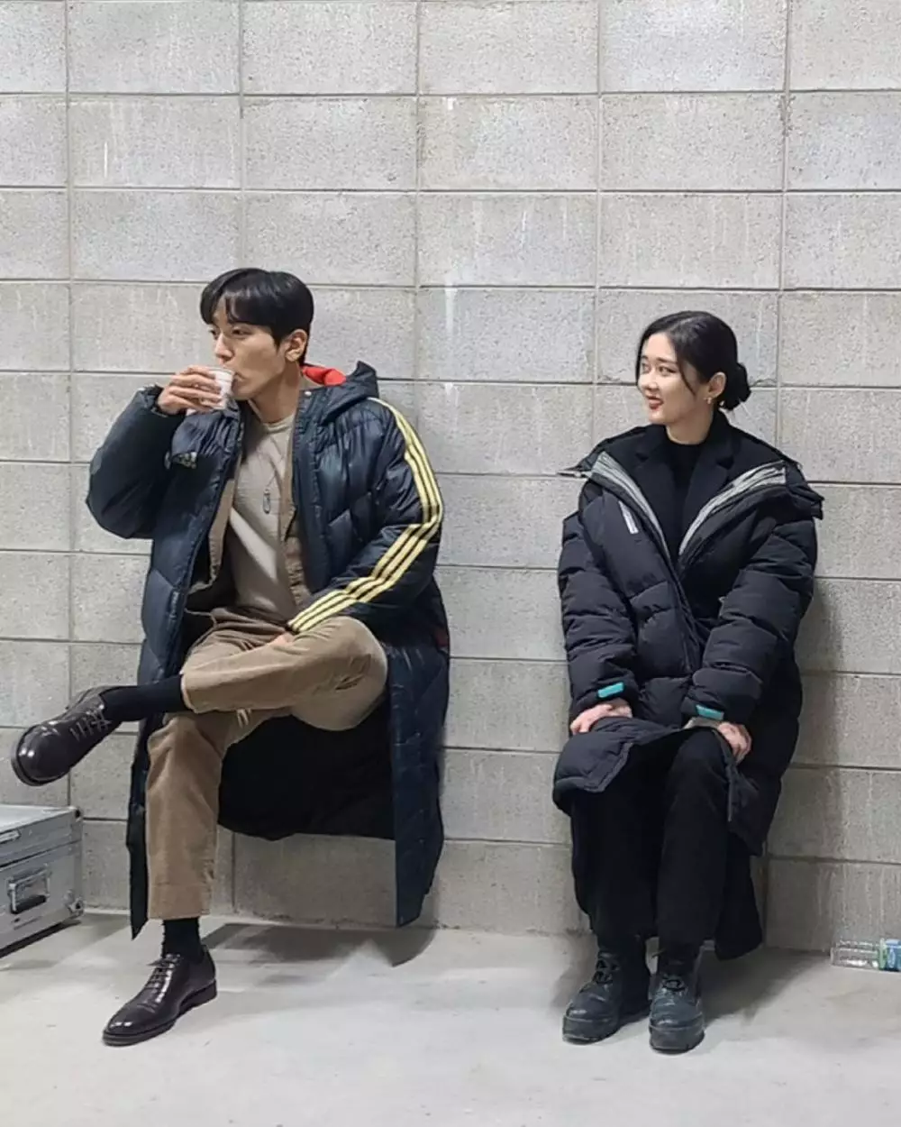 Momen pemain Sell Your Haunted House di luar syuting dari berbagai sumber