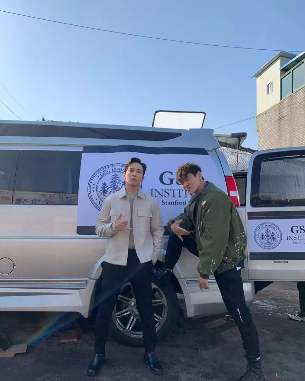 Momen pemain Sell Your Haunted House di luar syuting dari berbagai sumber