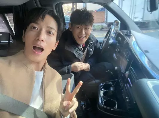 Momen pemain Sell Your Haunted House di luar syuting dari berbagai sumber