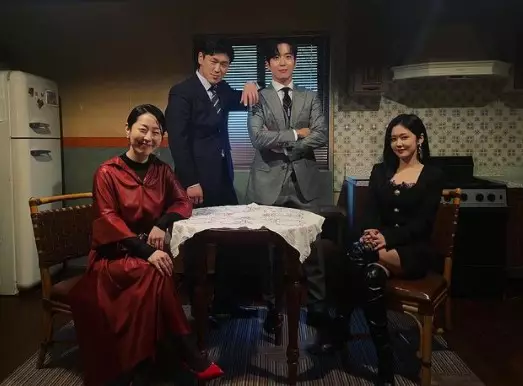 Momen pemain Sell Your Haunted House di luar syuting dari berbagai sumber