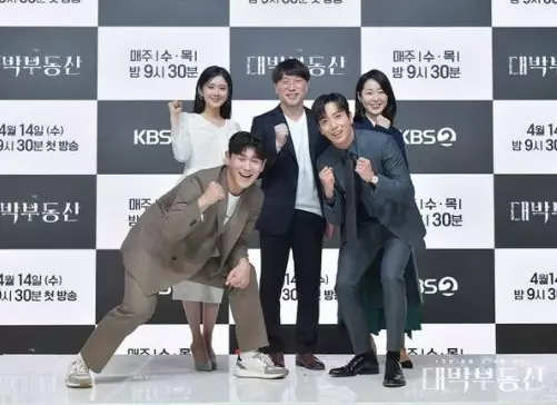 Momen pemain Sell Your Haunted House di luar syuting dari berbagai sumber