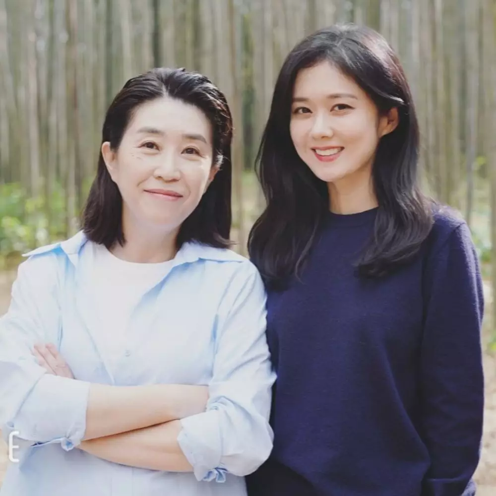 Momen pemain Sell Your Haunted House di luar syuting dari berbagai sumber