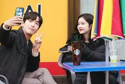 Momen pemain Sell Your Haunted House di luar syuting dari berbagai sumber