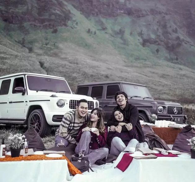 10 Momen Atta & Aurel double date di Bromo dengan Crazy Rich Malang berbagai sumber 10 Momen Atta & Aurel double date di Bromo dengan Crazy Rich Malang berbagai sumber