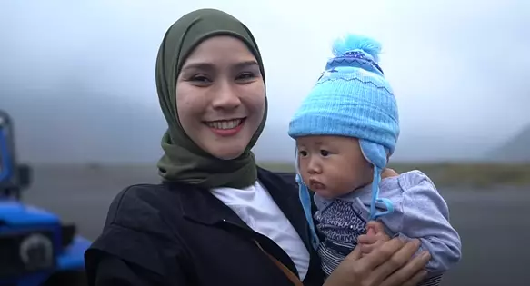 Gaya artis saat ke Bromo © 2021 brilio.net Gaya artis saat ke Bromo © 2021 brilio.net