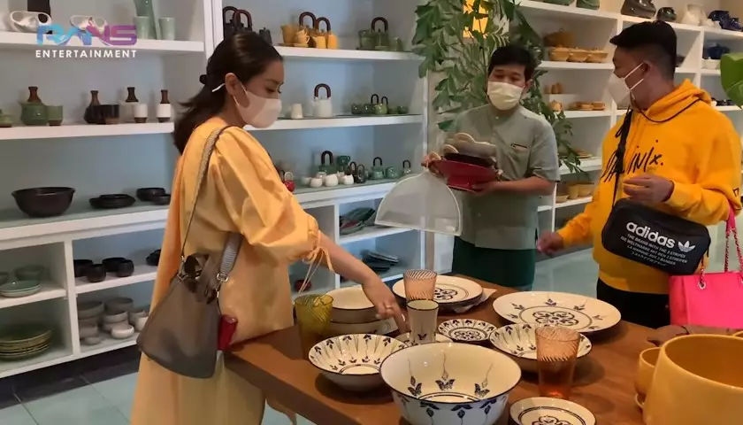 Momen Nagita Slavina borong peralatan makan Youtube/Rans Entertainment
