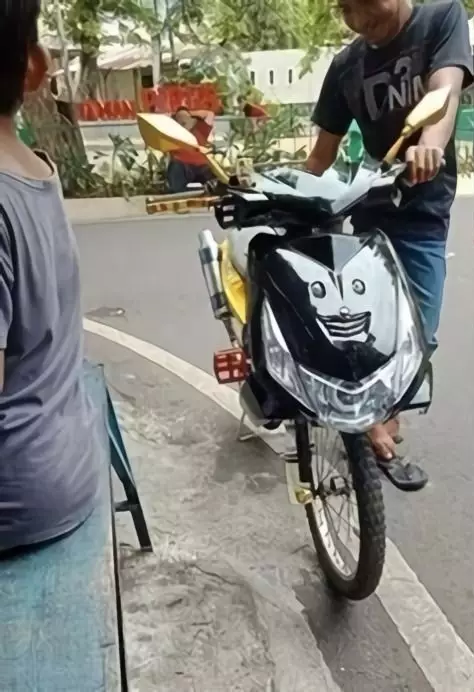 momen lucu pesepeda bikin terkecoh © 2021 1cak.com