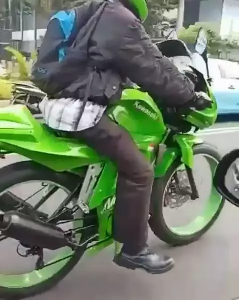 momen lucu pesepeda bikin terkecoh © 2021 1cak.com