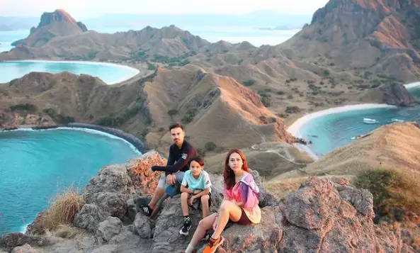 Gaya artis berlibur ke Pulau Padar © 2021 brilio.net