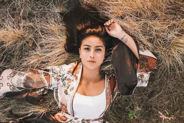 Gaya artis berlibur ke Pulau Padar © 2021 brilio.net