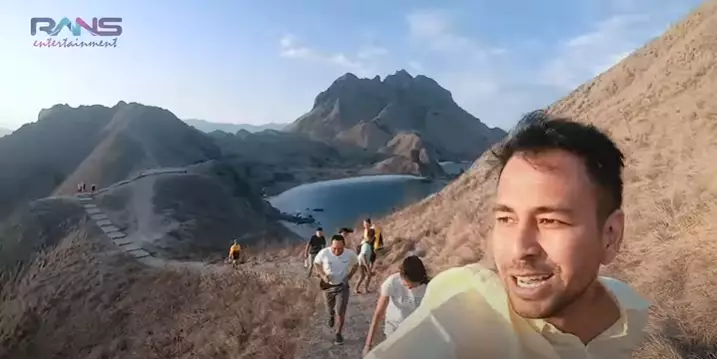 Gaya artis berlibur ke Pulau Padar © 2021 brilio.net