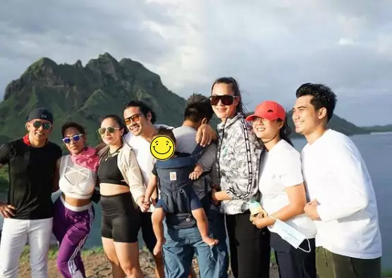 Gaya artis berlibur ke Pulau Padar © 2021 brilio.net