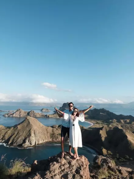 Gaya artis berlibur ke Pulau Padar © 2021 brilio.net