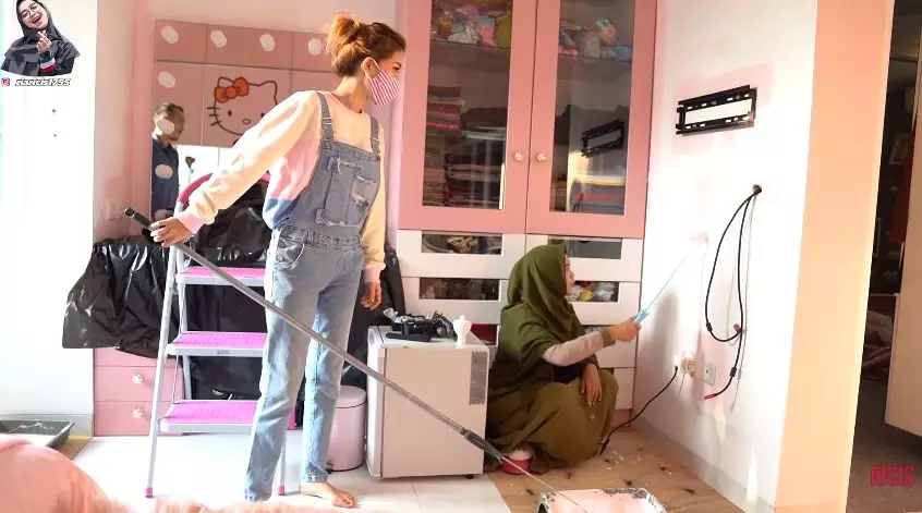  seleb cat rumah sendiri © berbagai sumber