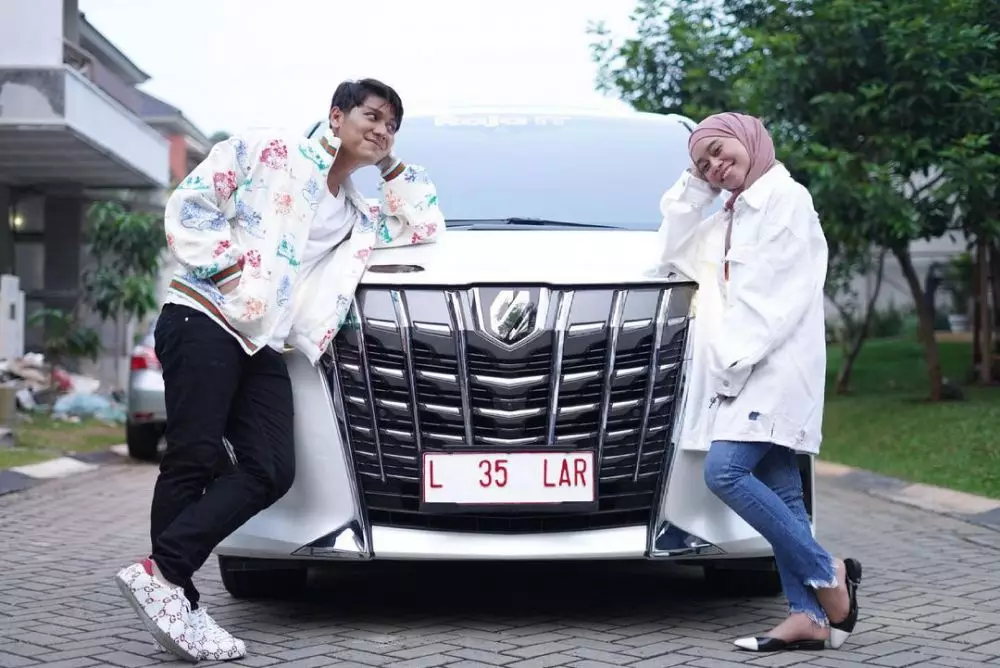 Lesty & Rizky Billar dapat hadiah mobil © 2021 brilio.net