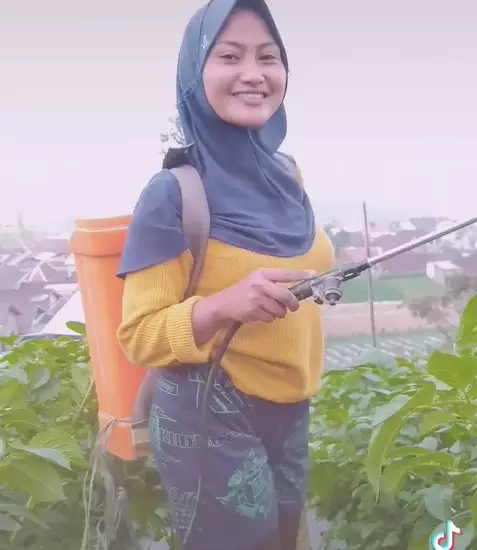 Novi Listiana pedangdut yang jadi petani © 2021 brilio.net