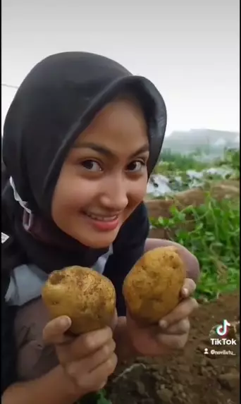 Novi Listiana pedangdut yang jadi petani © 2021 brilio.net