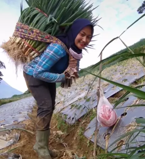 Novi Listiana pedangdut yang jadi petani © 2021 brilio.net