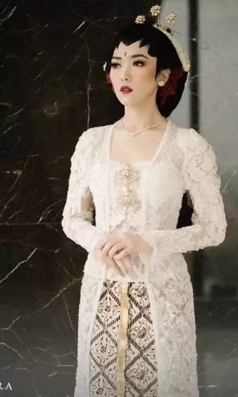 seleb kenakan kebaya karya Didiet Maulana © Instagram/@didietmaulana