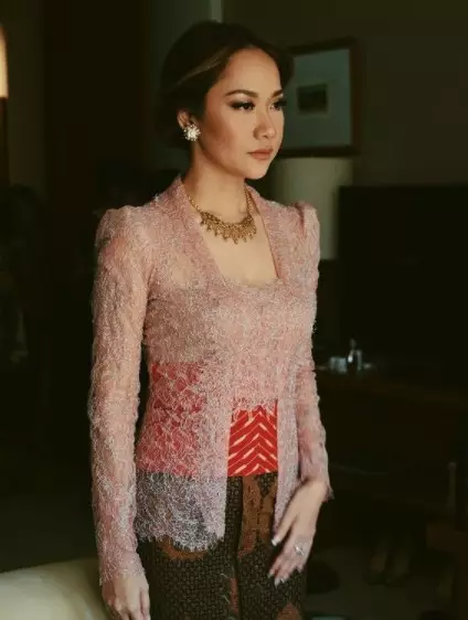 seleb kenakan kebaya karya Didiet Maulana © Instagram/@didietmaulana