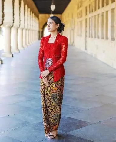 seleb kenakan kebaya karya Didiet Maulana © Instagram/@didietmaulana