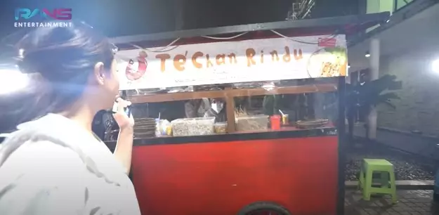 Momen Nagita borong jajanan kampus © YouTube/Rans Entertainment