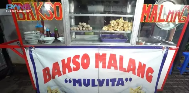 Momen Nagita borong jajanan kampus © YouTube/Rans Entertainment