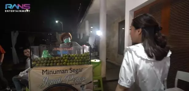 Momen Nagita borong jajanan kampus © YouTube/Rans Entertainment