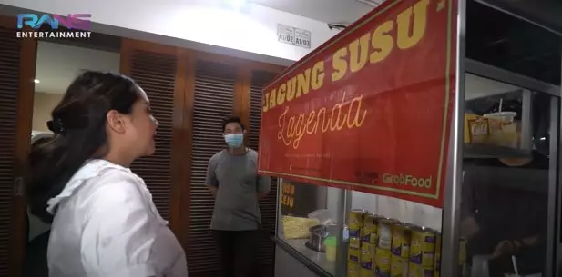 Momen Nagita borong jajanan kampus © YouTube/Rans Entertainment