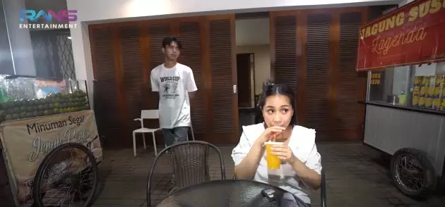 Momen Nagita borong jajanan kampus © YouTube/Rans Entertainment