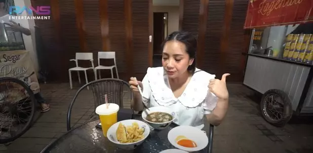 Momen Nagita borong jajanan kampus © YouTube/Rans Entertainment