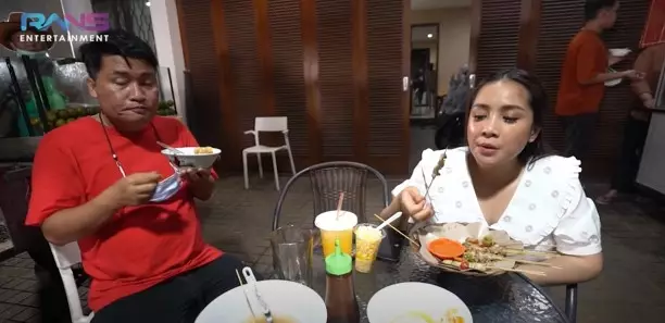 Momen Nagita borong jajanan kampus © YouTube/Rans Entertainment