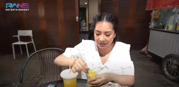 Momen Nagita borong jajanan kampus © YouTube/Rans Entertainment