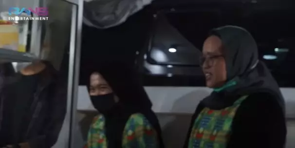 Momen Nagita borong jajanan kampus © YouTube/Rans Entertainment