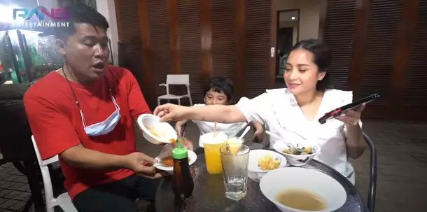 Momen Nagita borong jajanan kampus © YouTube/Rans Entertainment