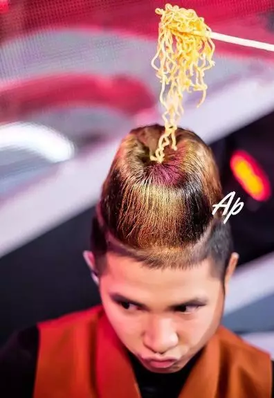 Model gaya rambut unik ala Jirayut © Instagram/@jirayutdaa4official