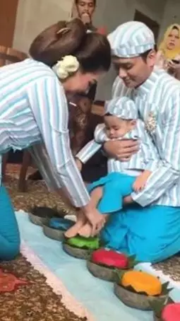 10 Momen tedak siten dan ultah pertama anak Vicky Shu, meriah  © 2019 brilio.net