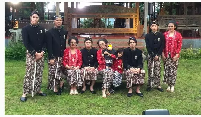 Potret prosesi tedak siten 8 anak seleb © berbagai sumber