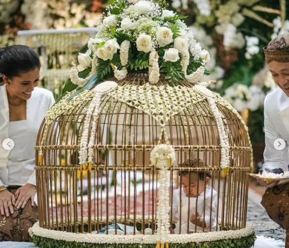 Potret prosesi tedak siten 8 anak seleb © berbagai sumber