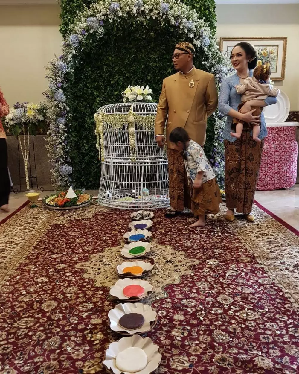 Potret prosesi tedak siten 8 anak seleb © berbagai sumber