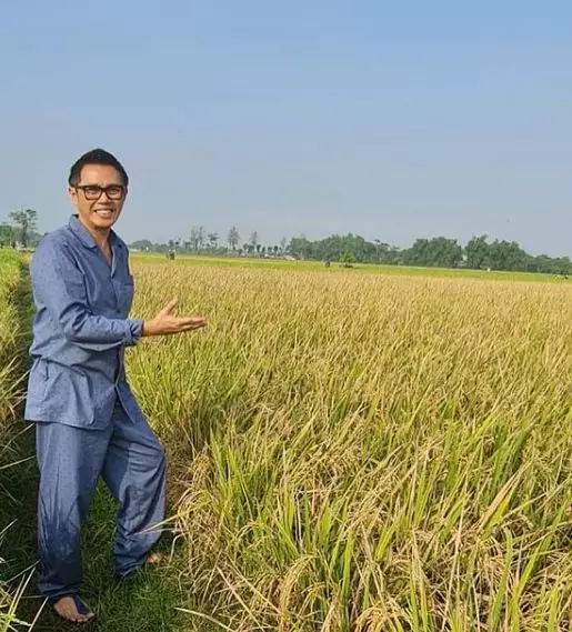 potret Eko Patrio pakai baju tidur ke sawah © Instagram/@ekopatriosuper
