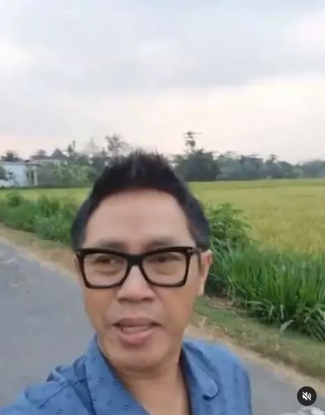 potret Eko Patrio pakai baju tidur ke sawah © Instagram/@ekopatriosuper
