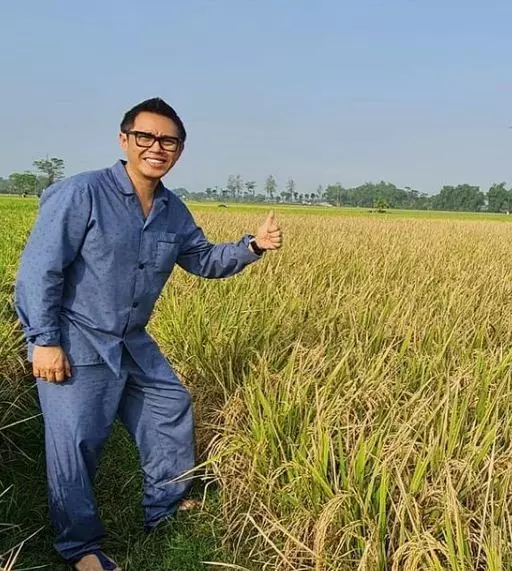 potret Eko Patrio pakai baju tidur ke sawah © Instagram/@ekopatriosuper