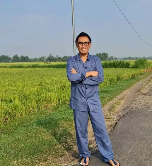 potret Eko Patrio pakai baju tidur ke sawah © Instagram/@ekopatriosuper