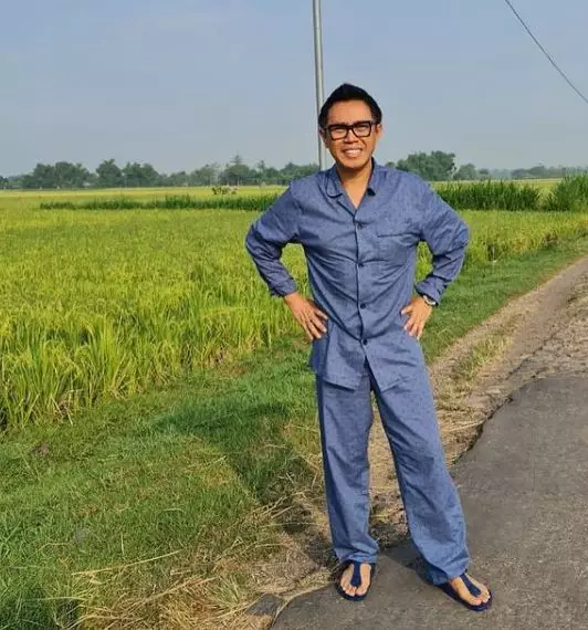 potret Eko Patrio pakai baju tidur ke sawah © Instagram/@ekopatriosuper